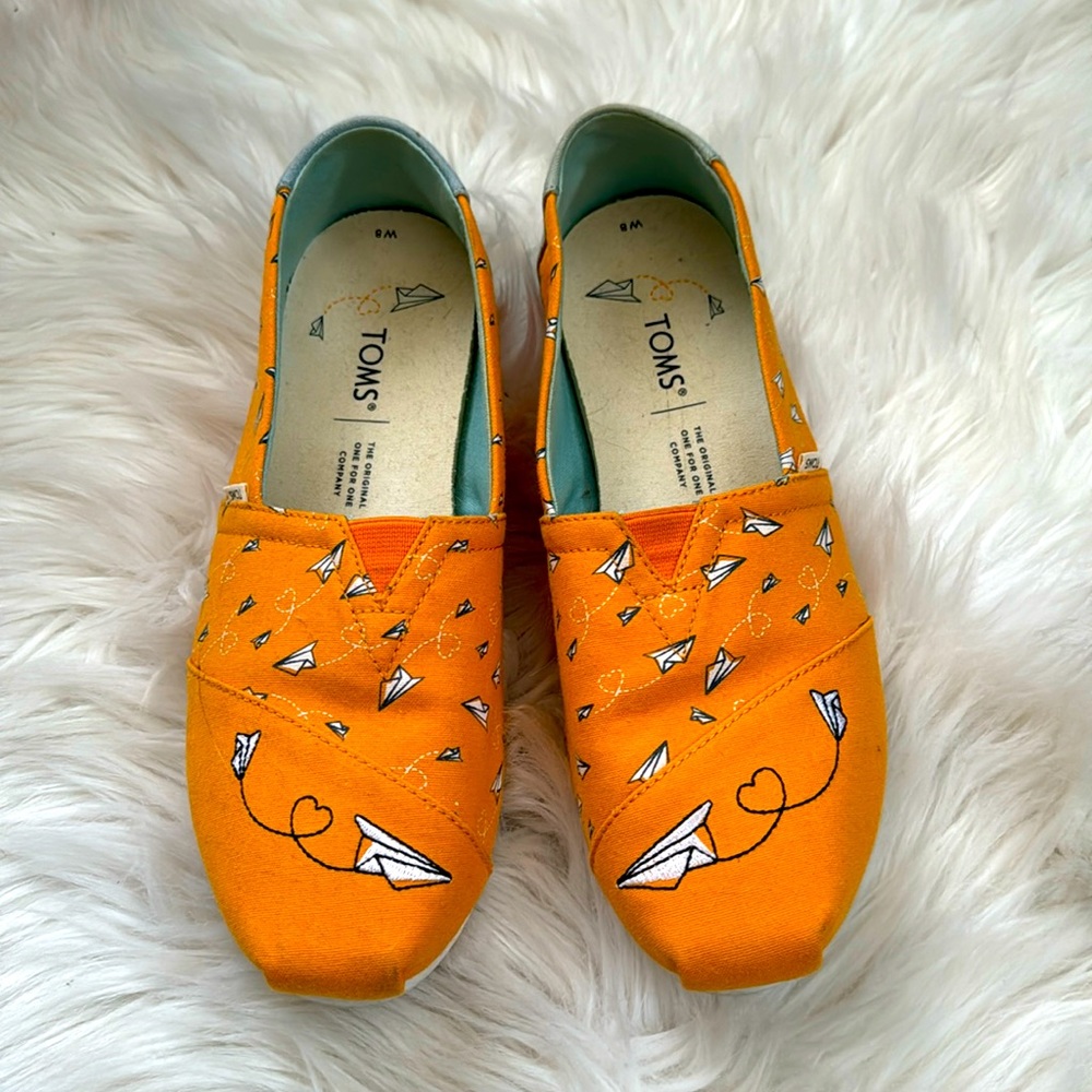 Tom’s paper airplane shoes in mustard and light blue. Women’s size 8. Unique!
